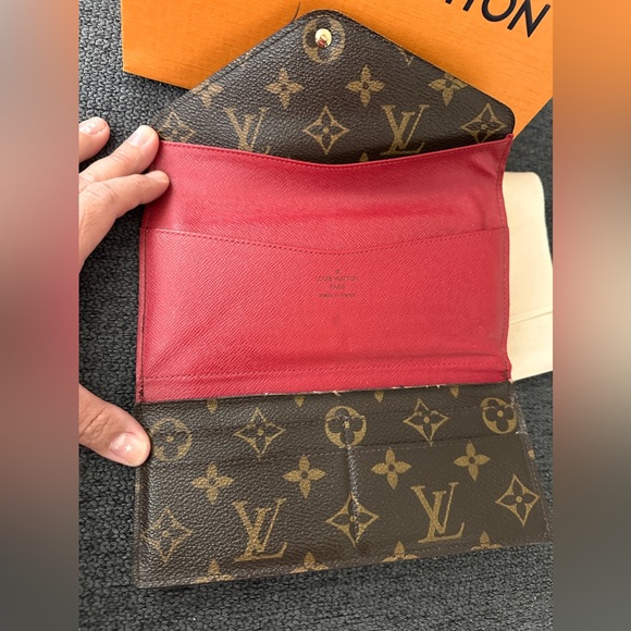 Louis Vuitton Sarah wallet! - Picture 4 of 6